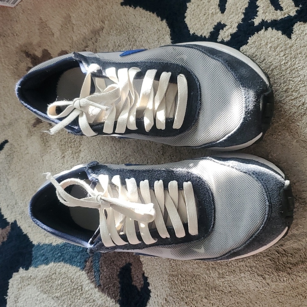 Youth Nike tennis shoes